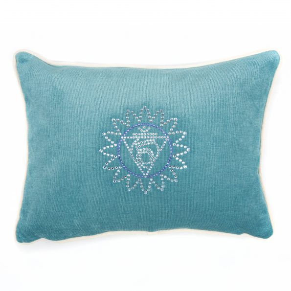 Chakra Kissen in Türkisblau mit Chakra Symbol Vishuddha für das Kehlchakra