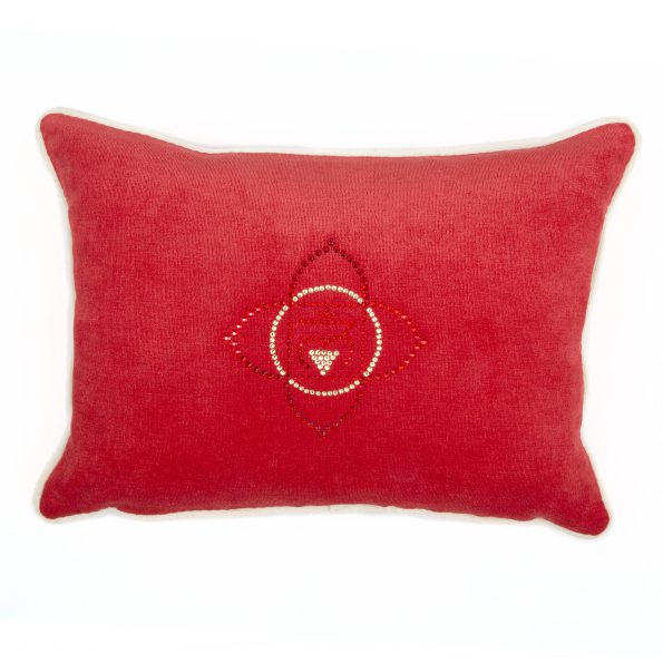Rotes Kissen mit Chakra Symbol für das 1. Chakra